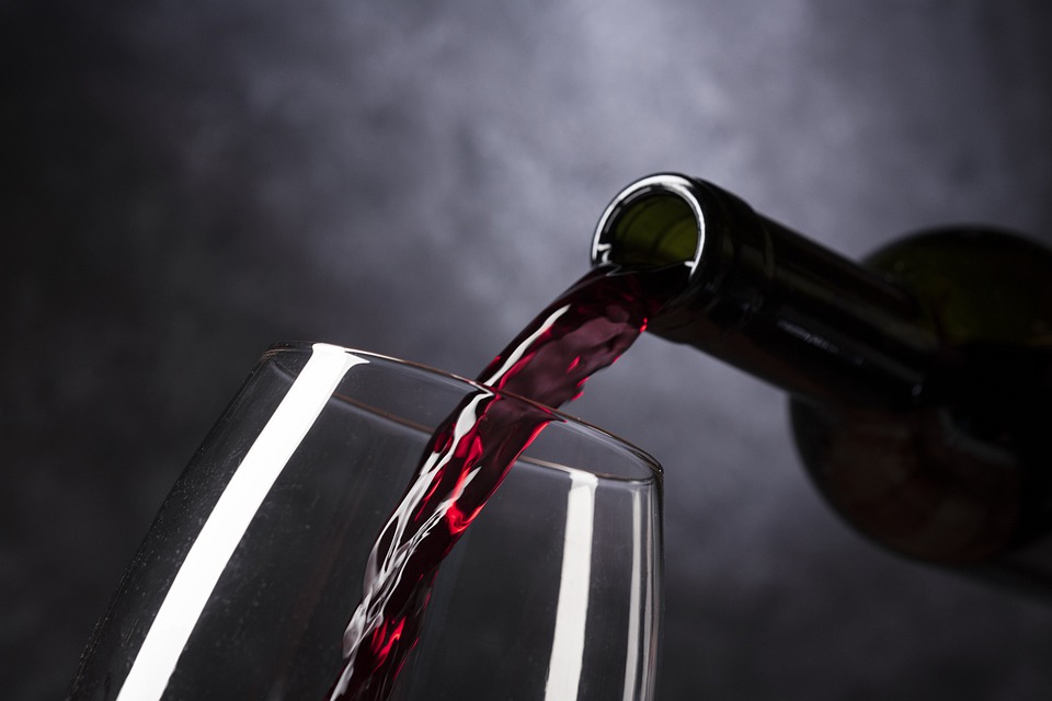 červené víno nalévání do sklenice